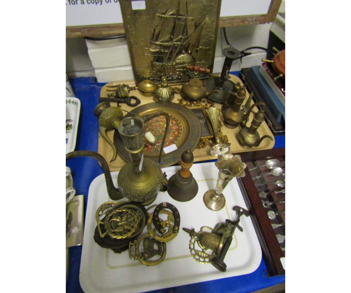 TWO TRAYS OF MIXED BRASS WARES TO INCLUDE HORSE BRASSES, ETCHED BRASS INDIAN WARES ETC