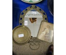 BRASS ARCHED TOP MIRROR TOGETHER WITH A FURTHER BLACK AND WHITE PRINT AND A BRASS TRAY