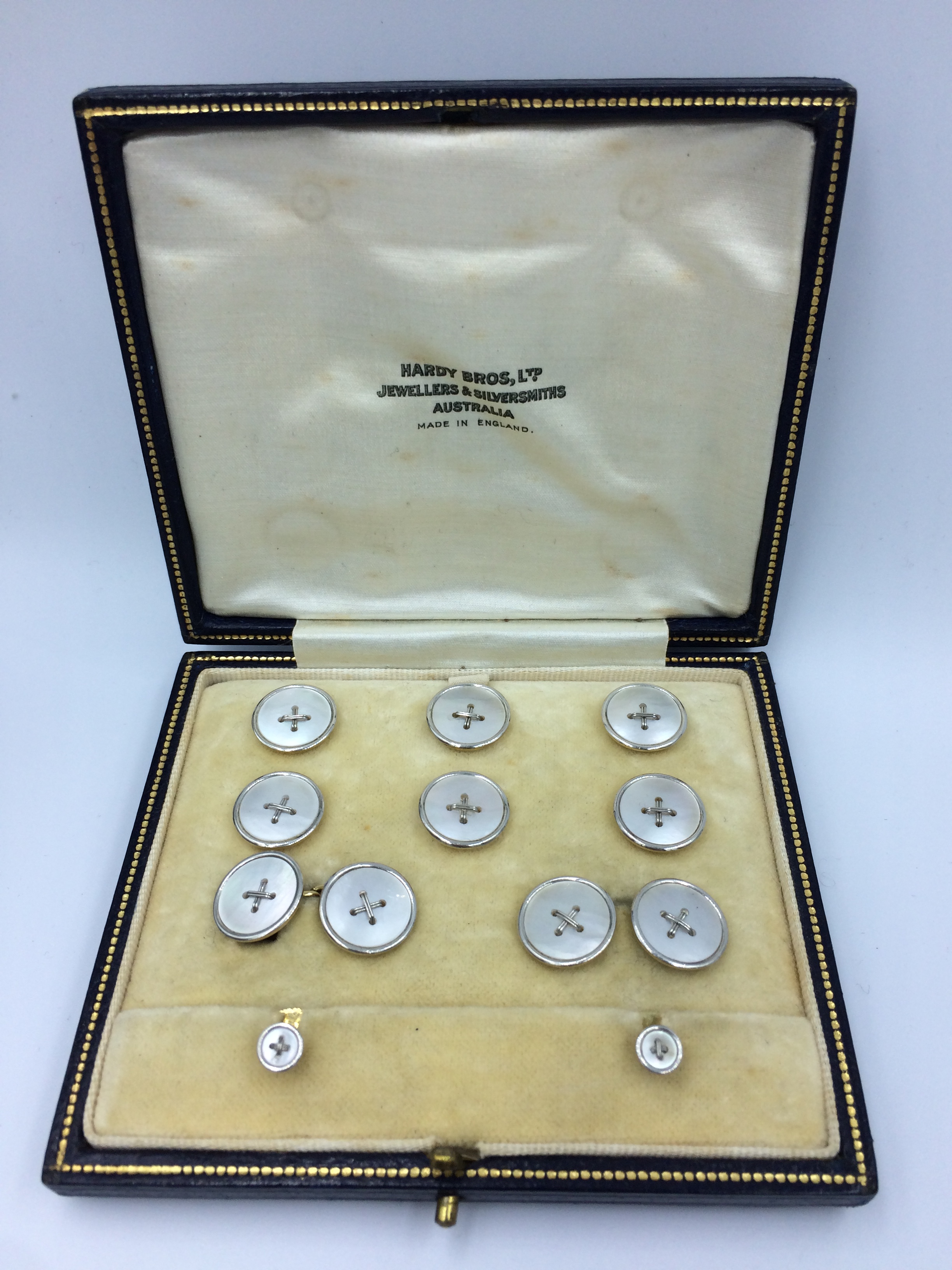 Cased set of mother of pearl cufflinks & dress buttons