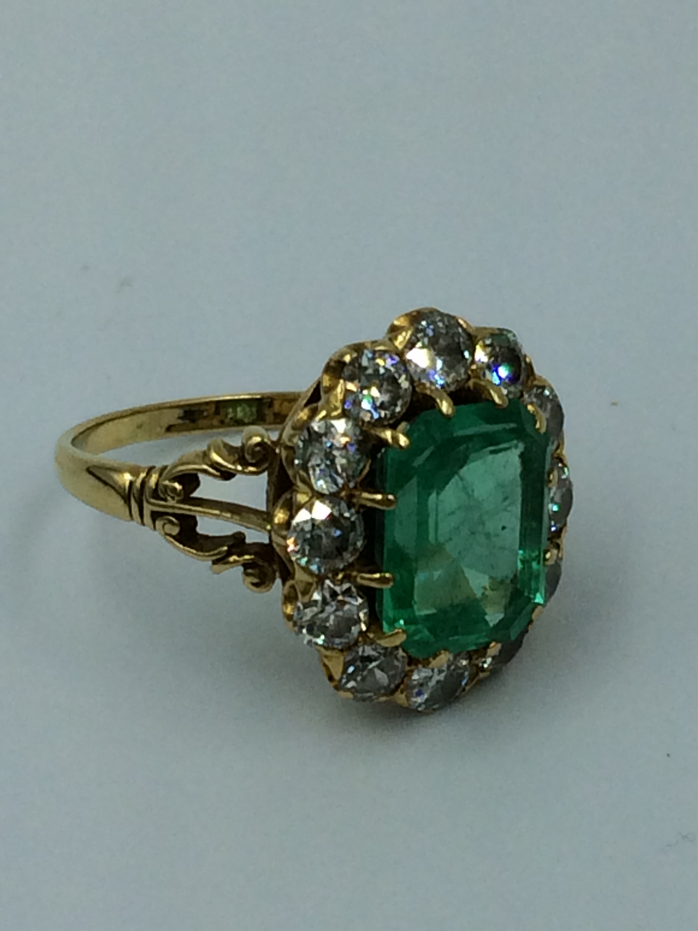 Antique Columbian 4ct emerald cluster ring in yellow gold with CCS certificate - Image 2 of 2