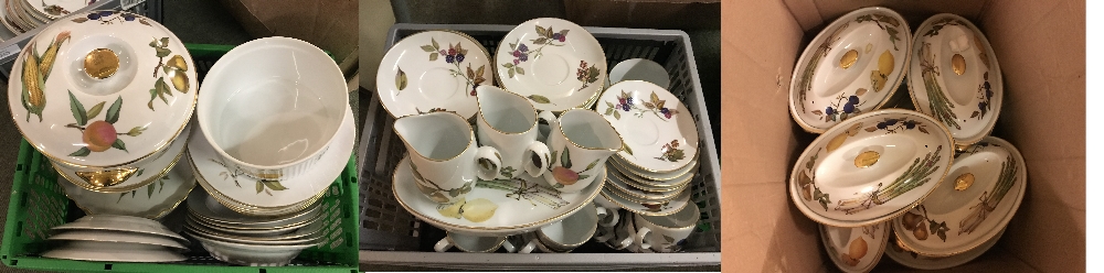 Extensive collection of Worcester Evesham dinner & tea service