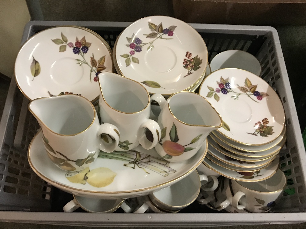 Extensive collection of Worcester Evesham dinner & tea service - Image 2 of 3