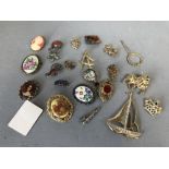 Collection of vintage & modern yellow metal brooches