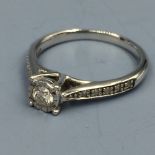 White gold central diamond ring