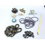Small quantity of costume jewellery