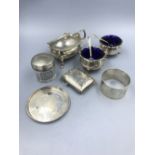 Hallmarked silver mustard pot with glass liner London 1926, 2 salt cellars & blue glass liners,