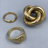 3 Unmarked yellow gold metal to include wedding band, gentlemans signet ring & Knot brooch 23g