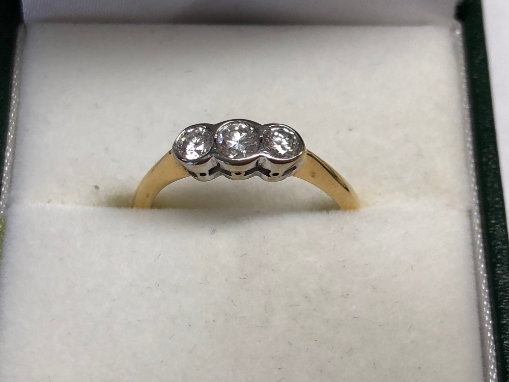 18ct 3 stone diamond ring size N 2.89g