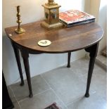 Small oval oak drop leaf gate leg table 105 X 82 cm (open)