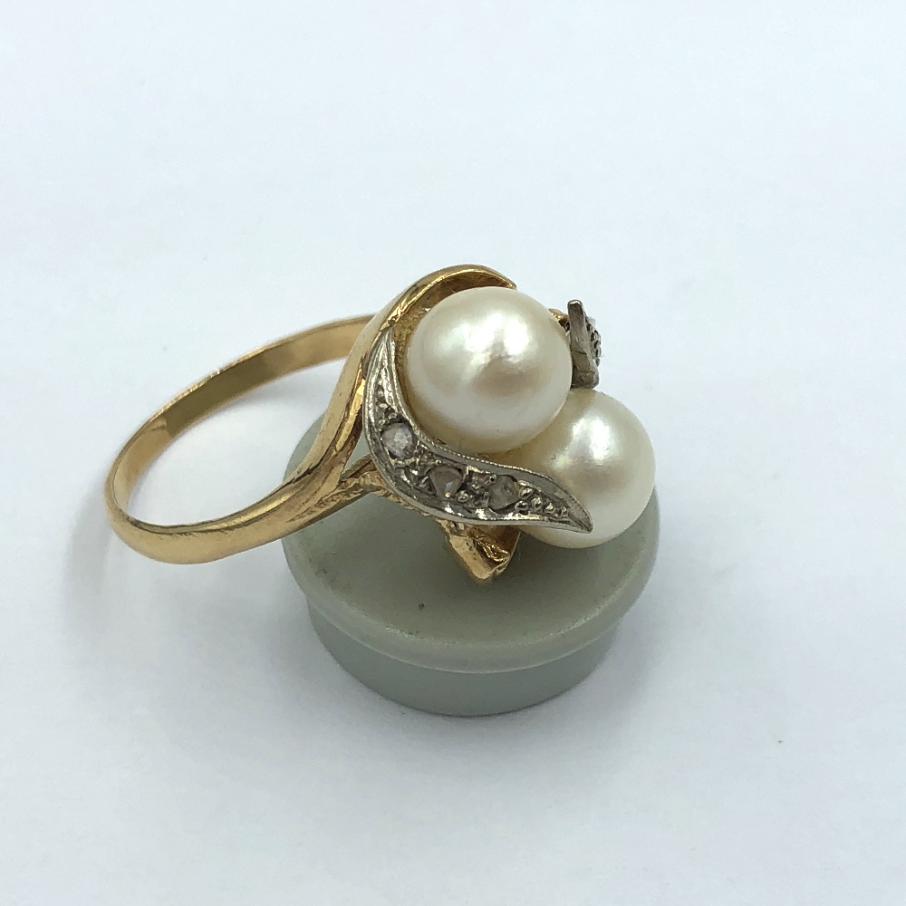 18ct Gold diamond & pearl dress ring centerally set with pair of crossover pearls with rose cut - Image 2 of 2