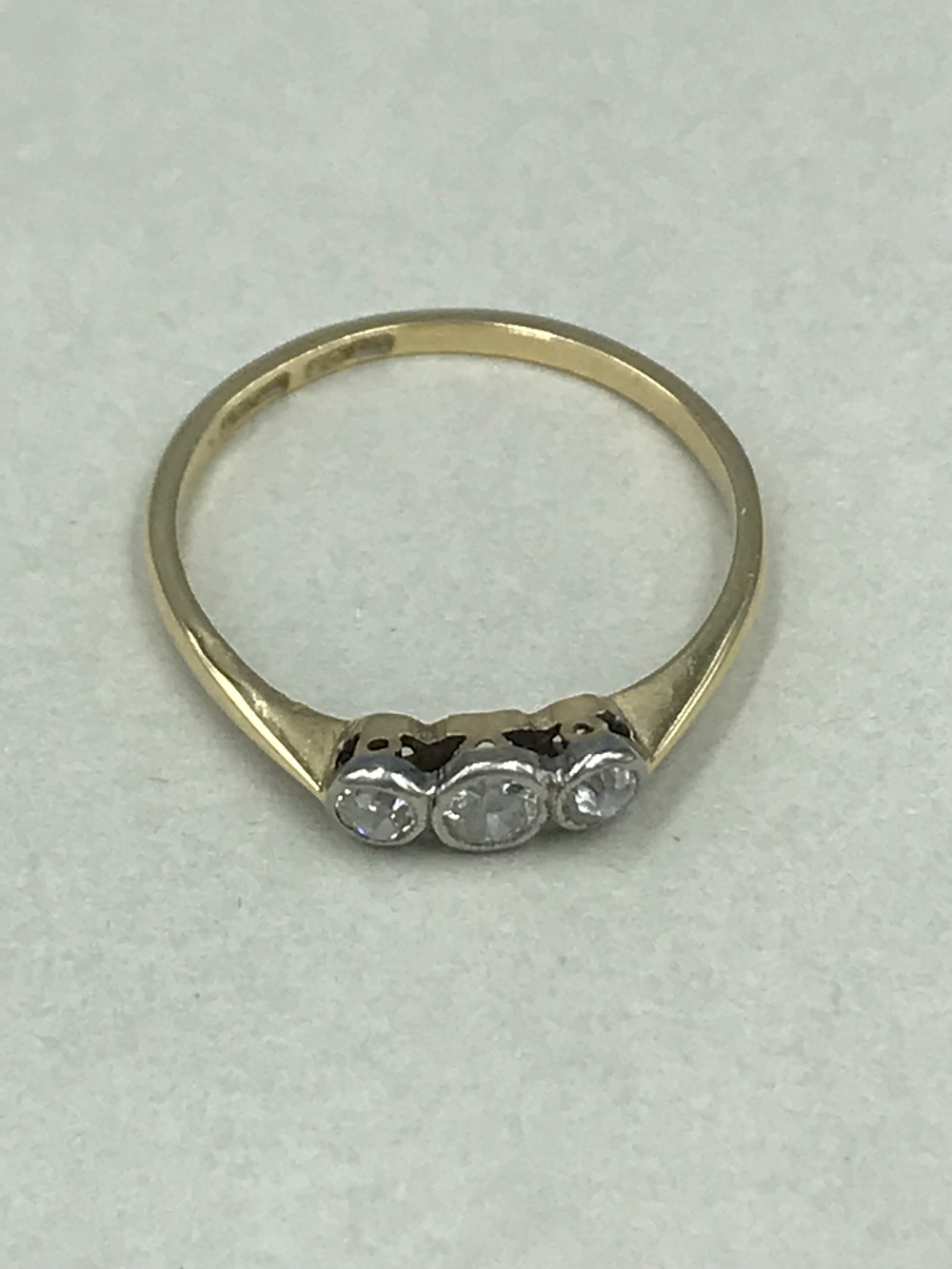 18ct Platinum 3 stone diamond ring size N 1.66g - Image 2 of 2