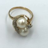 18ct Gold diamond & pearl dress ring centerally set with pair of crossover pearls with rose cut