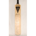 England v New Zealand 1986. Duncan Fearnley cricket bat nicely signed by the two teams. Twenty eight