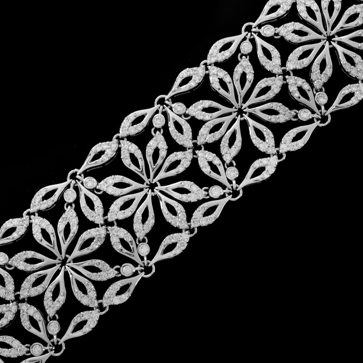 Diamond and 18K Bracelet - Image 2 of 5