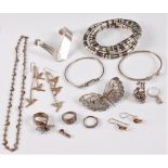 A quantity of mixed silver and white metal jewellery, (143g gross)
