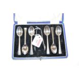 A set of six George V silver teaspoons with matching pair of sugar tongs in fitted case