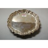 An Edwardian silver salver, having a raised piecrust rim, 10oz, maker John Round & Son Ltd,