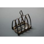 A George V silver four division toast rack, 5.1oz, maker William Hutton & Sons Ltd, Sheffield