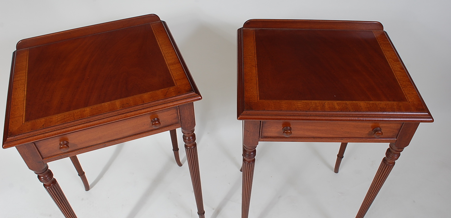 A pair of Regency style mahogany lamp tables, each with crossbanding and single frieze drawers, w. - Image 2 of 2