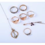 A qunatity of mixed jewellery to include three 9ct gold signet rings, a 9ct amehtyst bar brooch, a