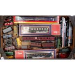 Tray of mixed makes model railway locomotives and rolling stock (a/f)