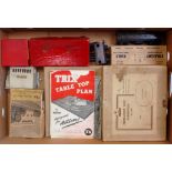 Tray of Trix Twin items, 3 x no. 915 permanent way formation, one box 420/1 straight rails, 276