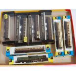 7 Graham Farish N gauge bogie coaches, GWR livery, 2 with loose wheels or bogies (G-BG), and an