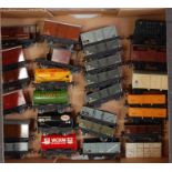 Tray of 21 x D1 wagons and 5 x SD6 wagons mix of metal and plaster wheels (G), also Insulmeat