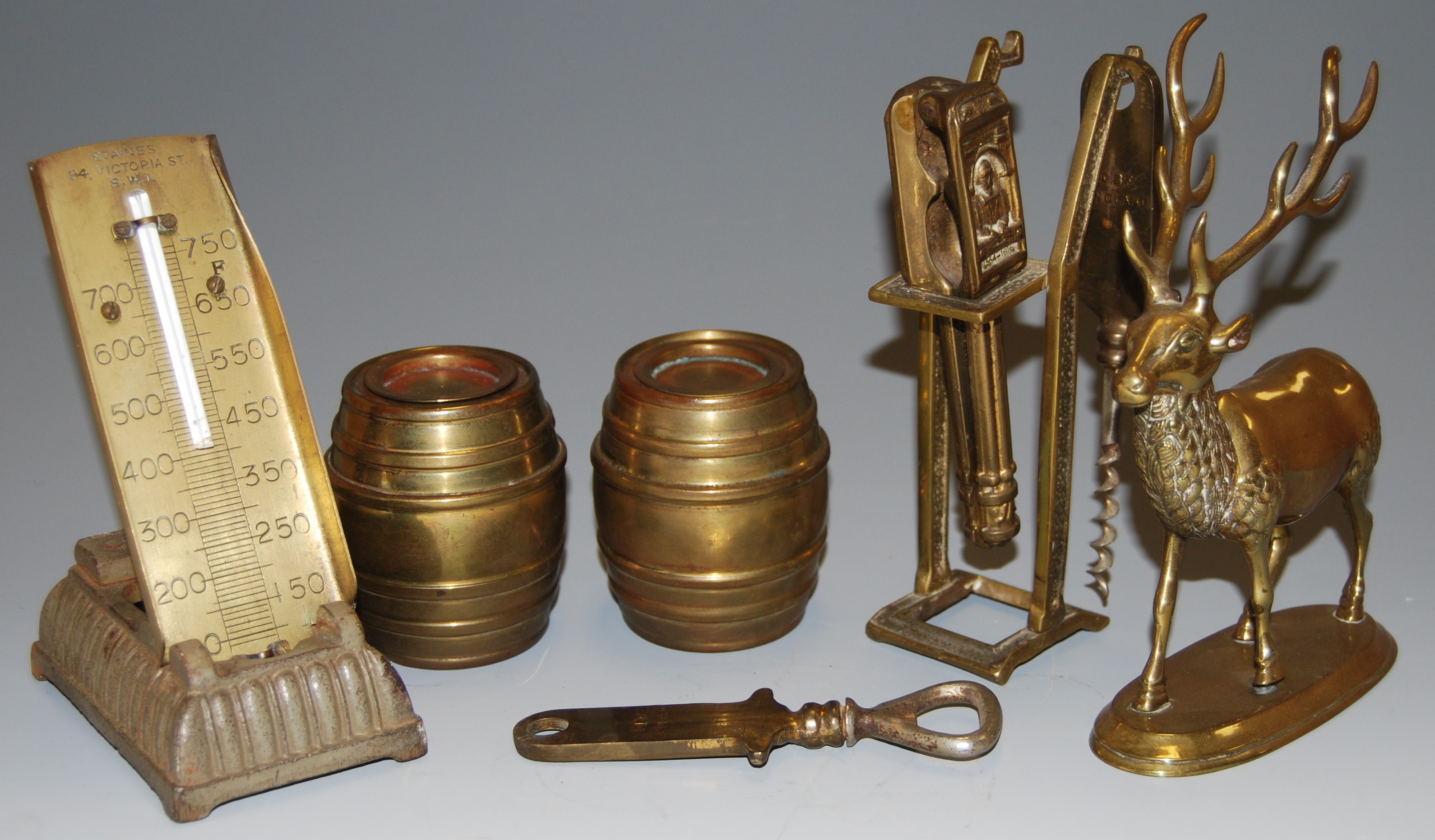 Assorted metal wares to include brass thermometer, barrel shaped money boxes etc