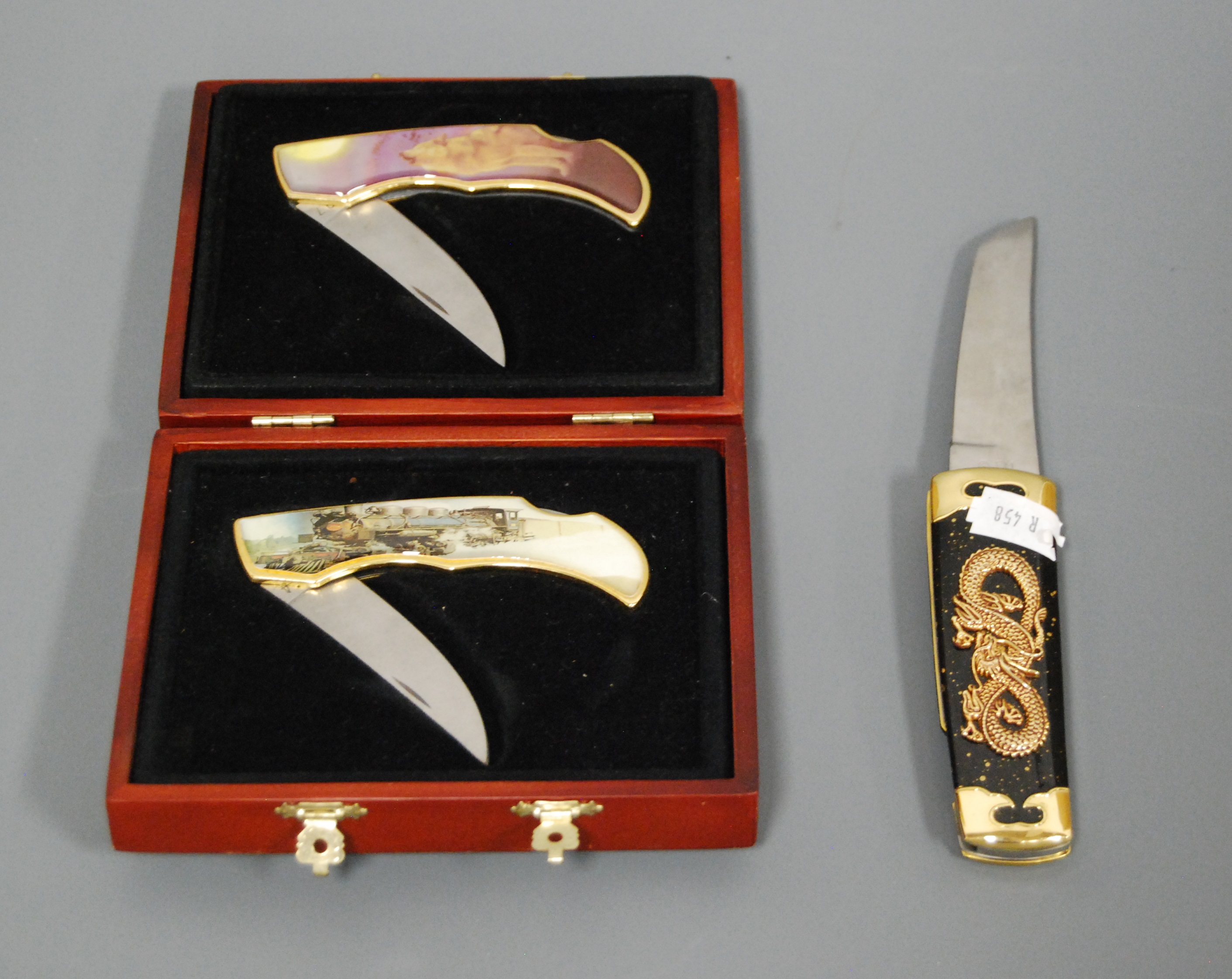 A modern decorative Franklin Mint pocket knife, decorated in the Chinese style; together with a