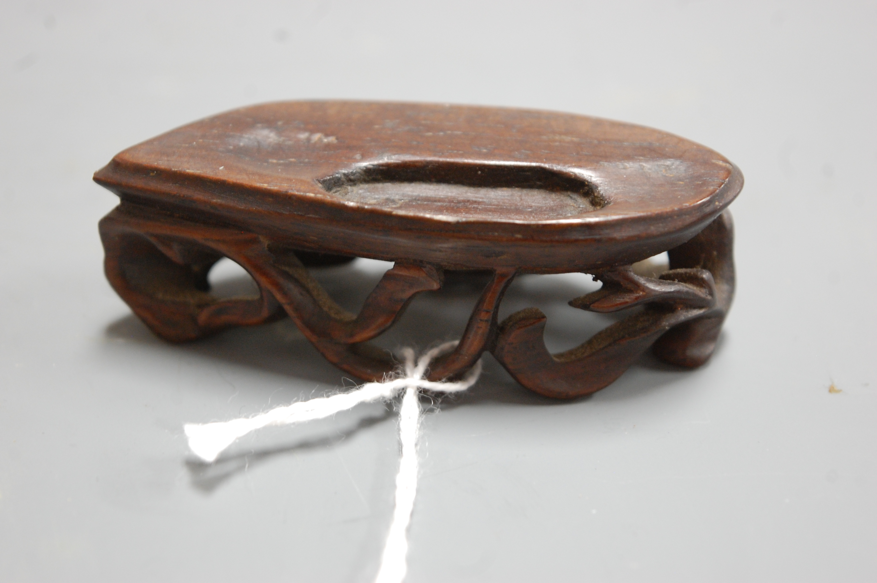 A Chinese quartz carving of a bird on pierced hardwood base - Image 9 of 10