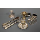 A collection of miscellaneous silver items to include a pair of George V open salts with blue