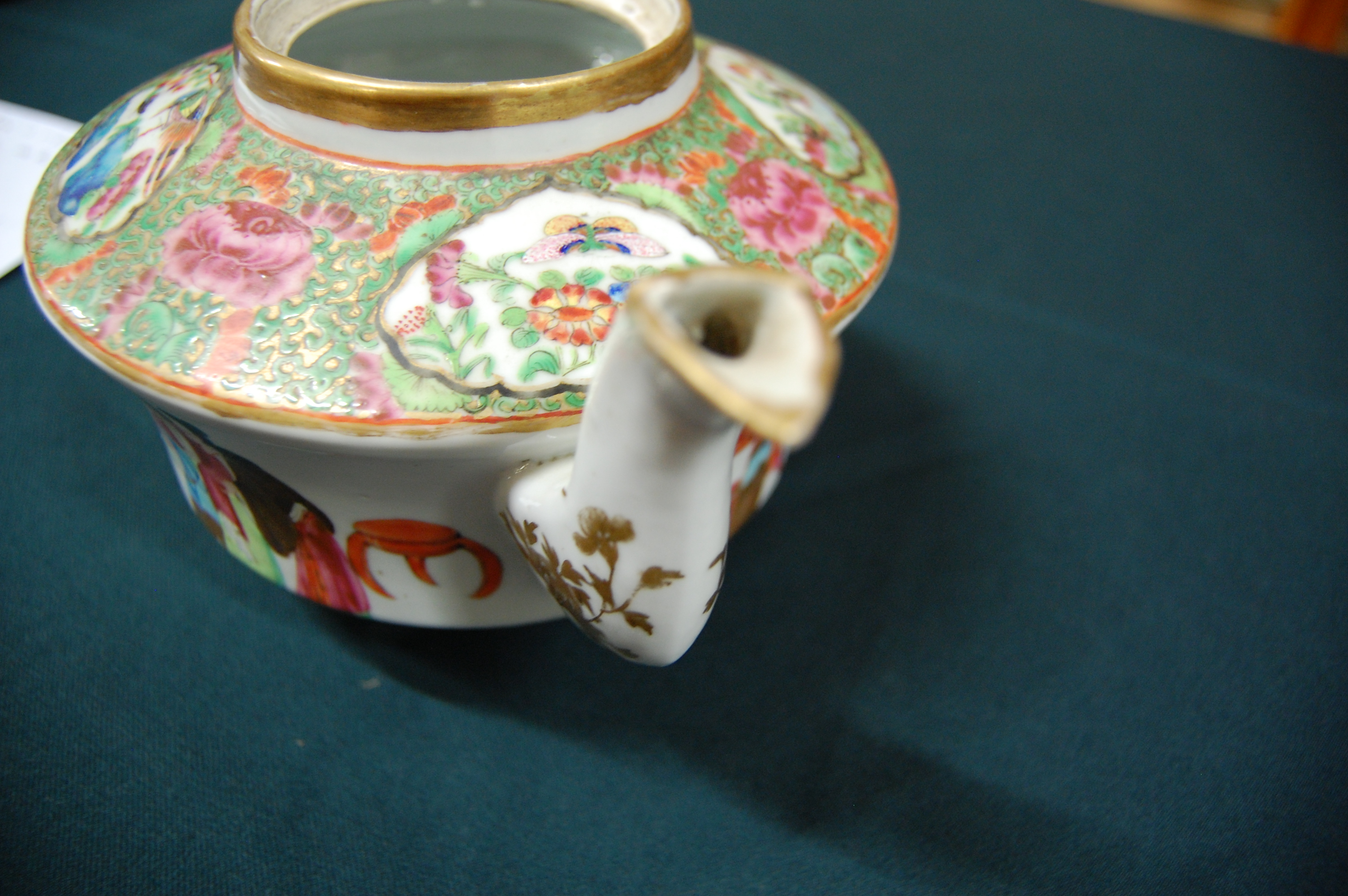 A Chinese Canton part tea service, comprising teapot, large cream jug, sugar bowl and cover, five - Image 19 of 50