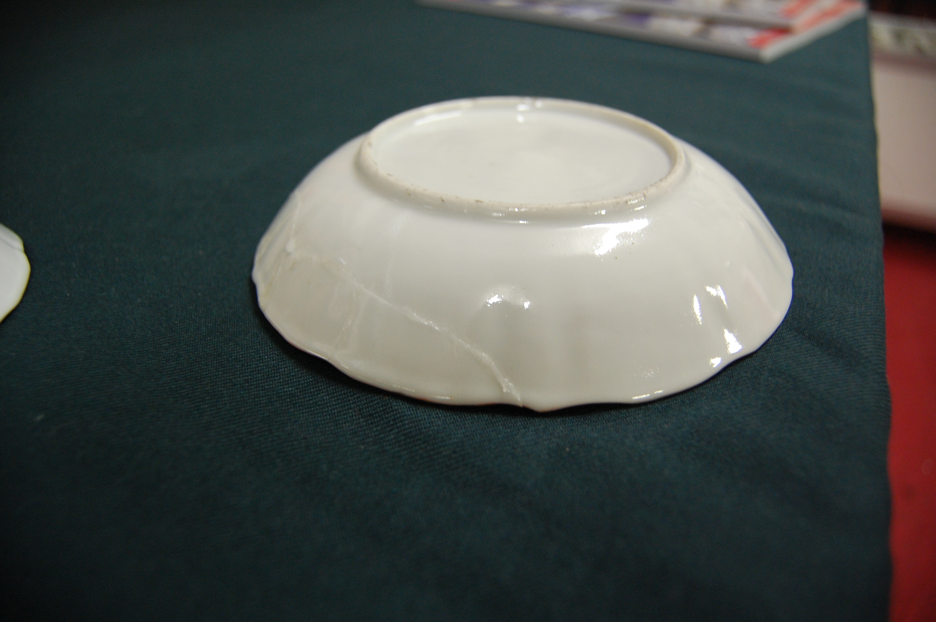 A Chinese Canton part tea service, comprising teapot, large cream jug, sugar bowl and cover, five - Image 39 of 50