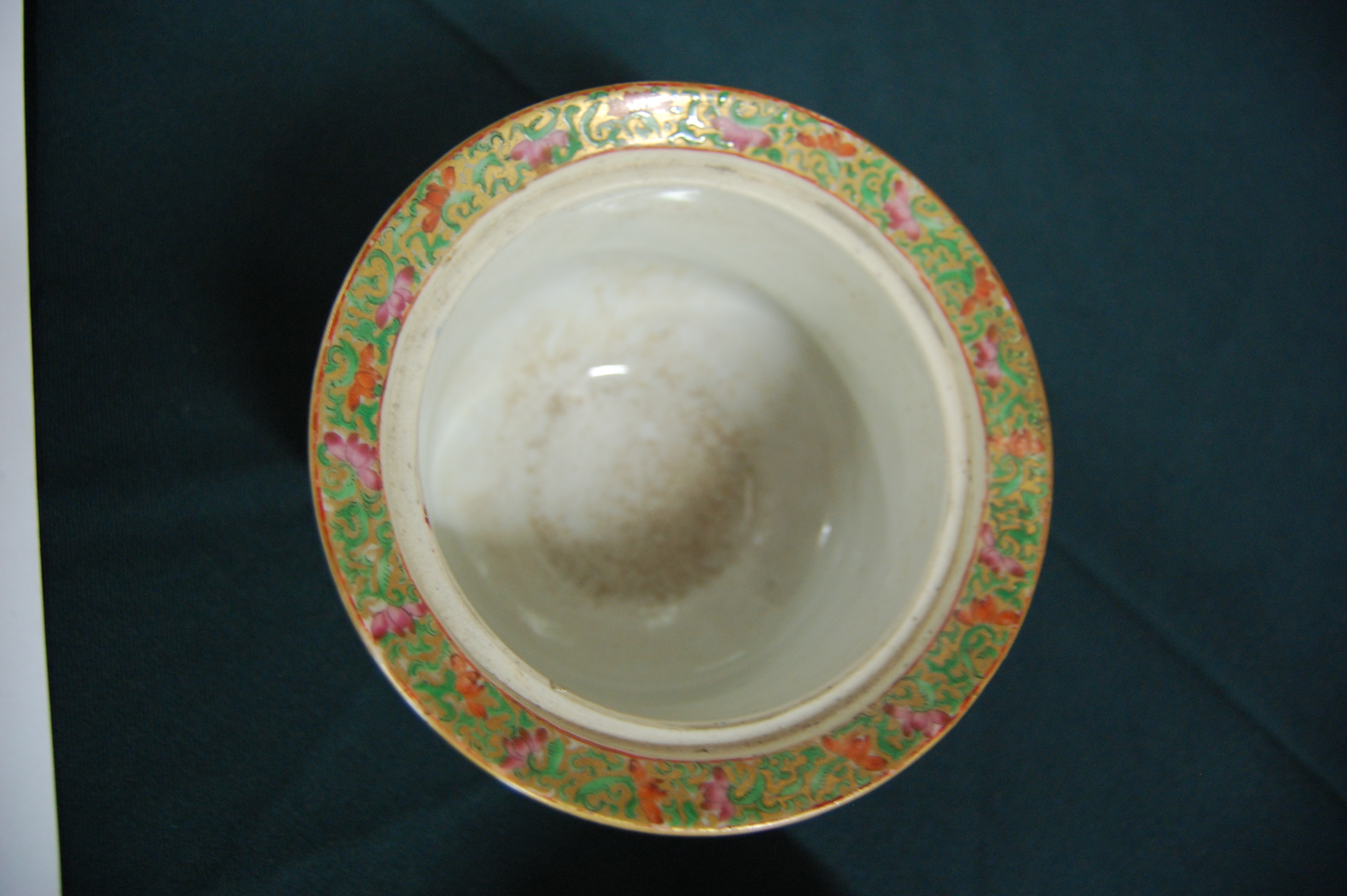 A Chinese Canton part tea service, comprising teapot, large cream jug, sugar bowl and cover, five - Image 27 of 50