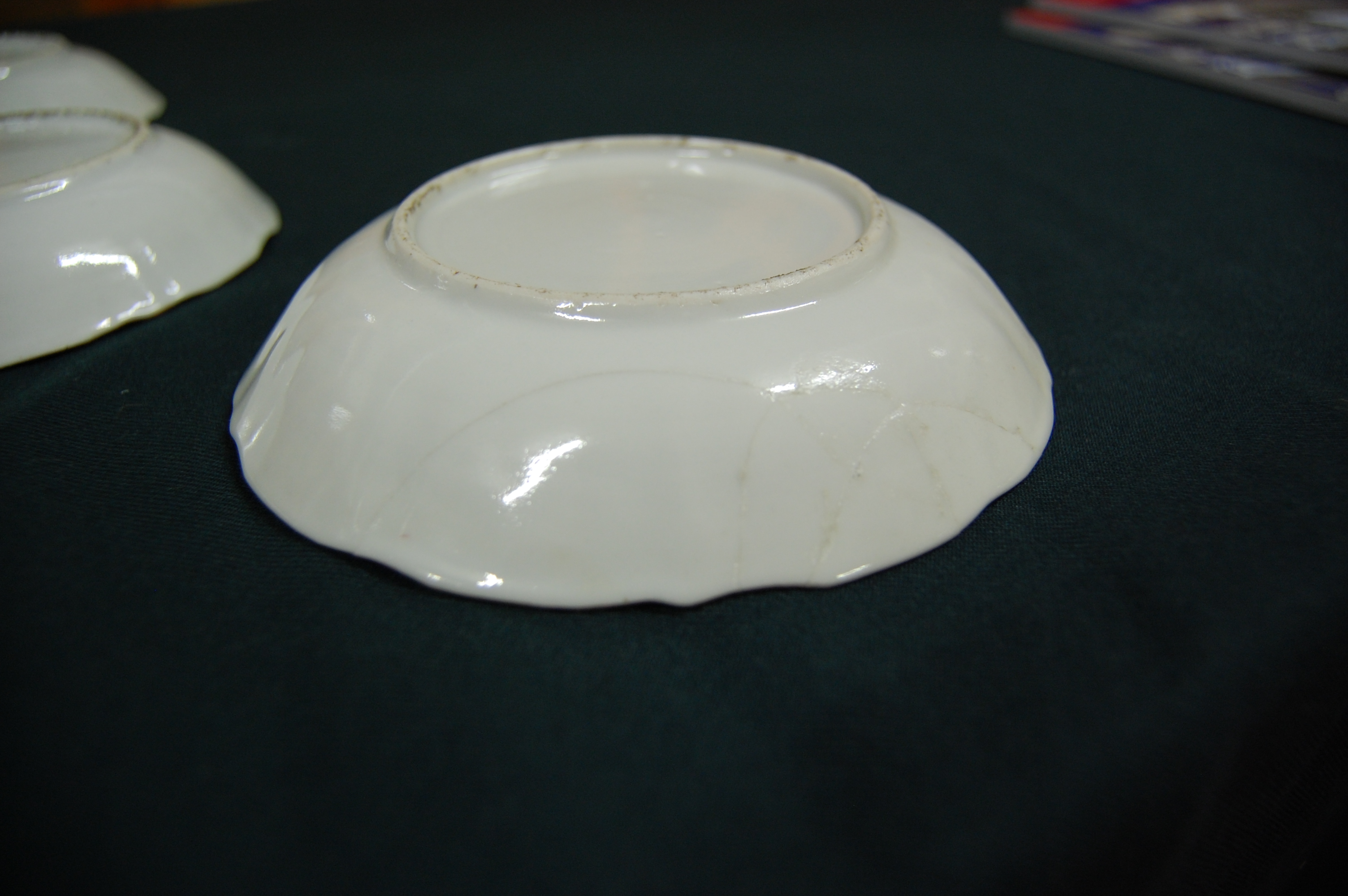 A Chinese Canton part tea service, comprising teapot, large cream jug, sugar bowl and cover, five - Image 38 of 50