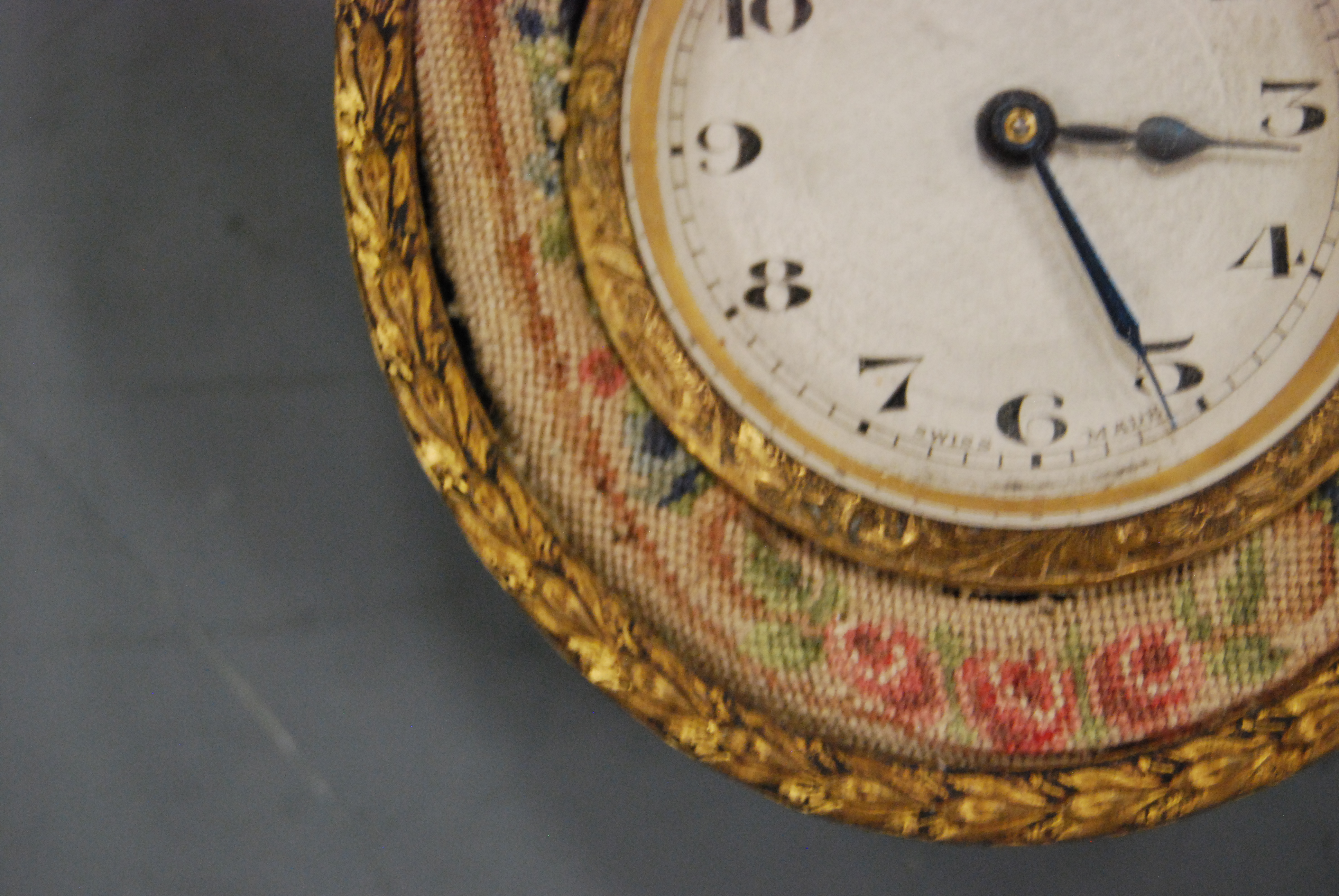 An early 20th century fob watch, having engine turned dial with Arabic numerals, housed in a gilt - Image 4 of 5