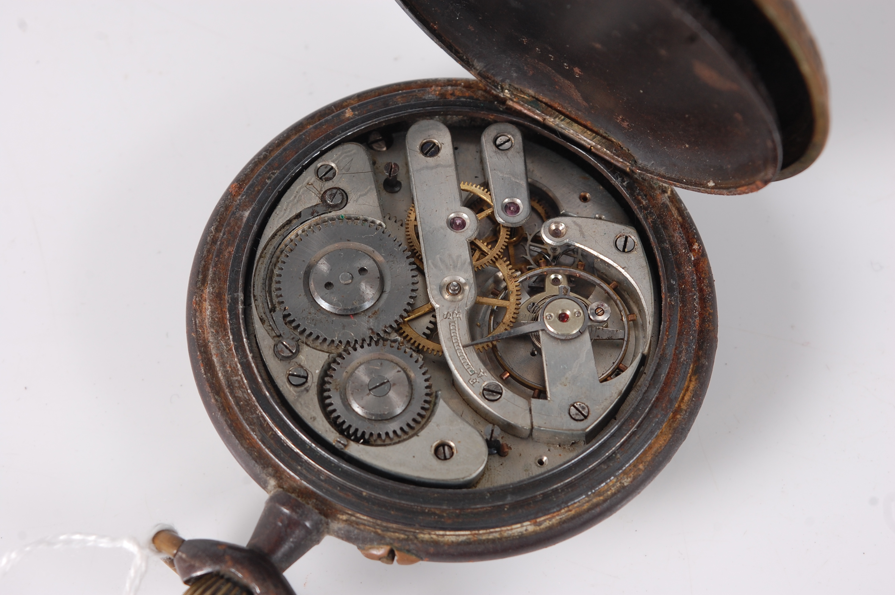 A gent's steel and gilt metal cased oversize pocket watch, the keyless movement powering main dial - Image 4 of 4