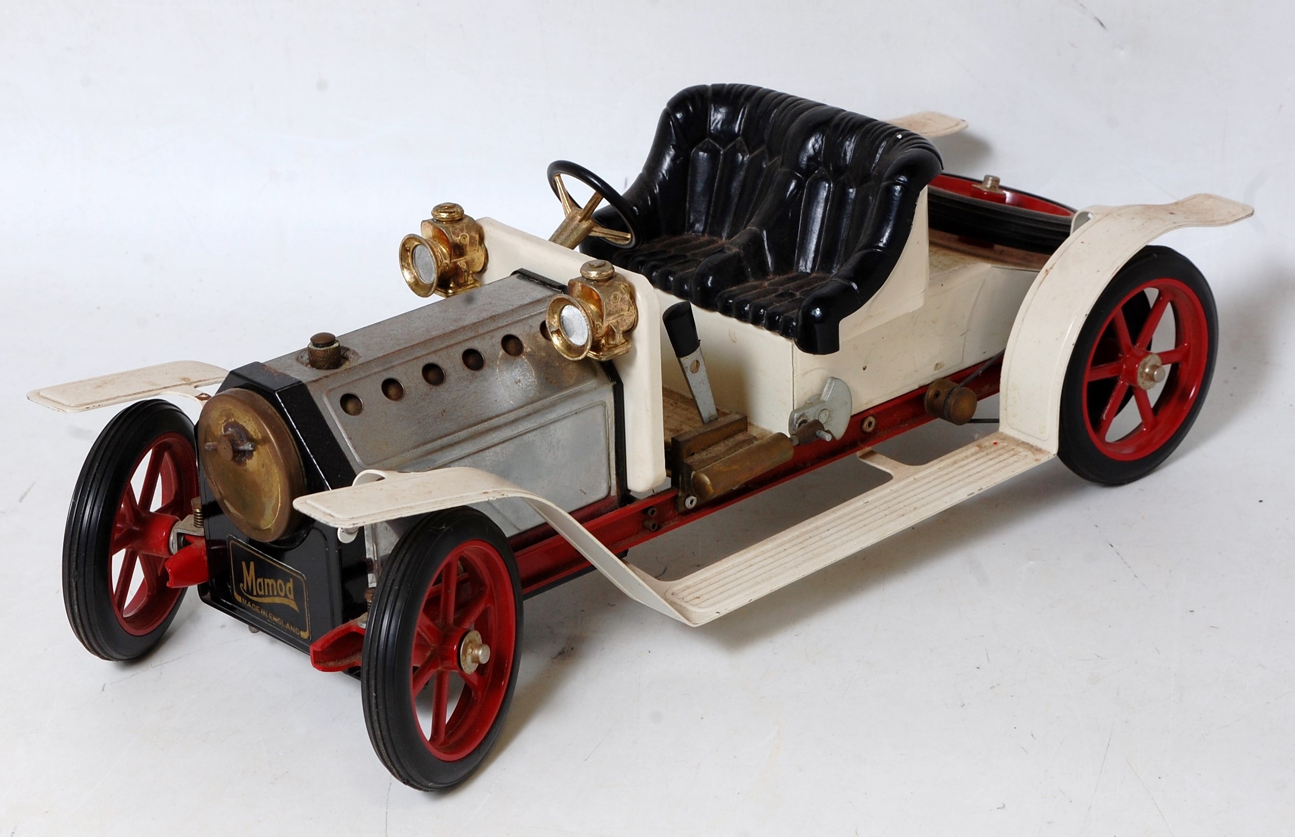 A Mamod SR1A steam roadster comprising of white and red body with base metal detailing, model