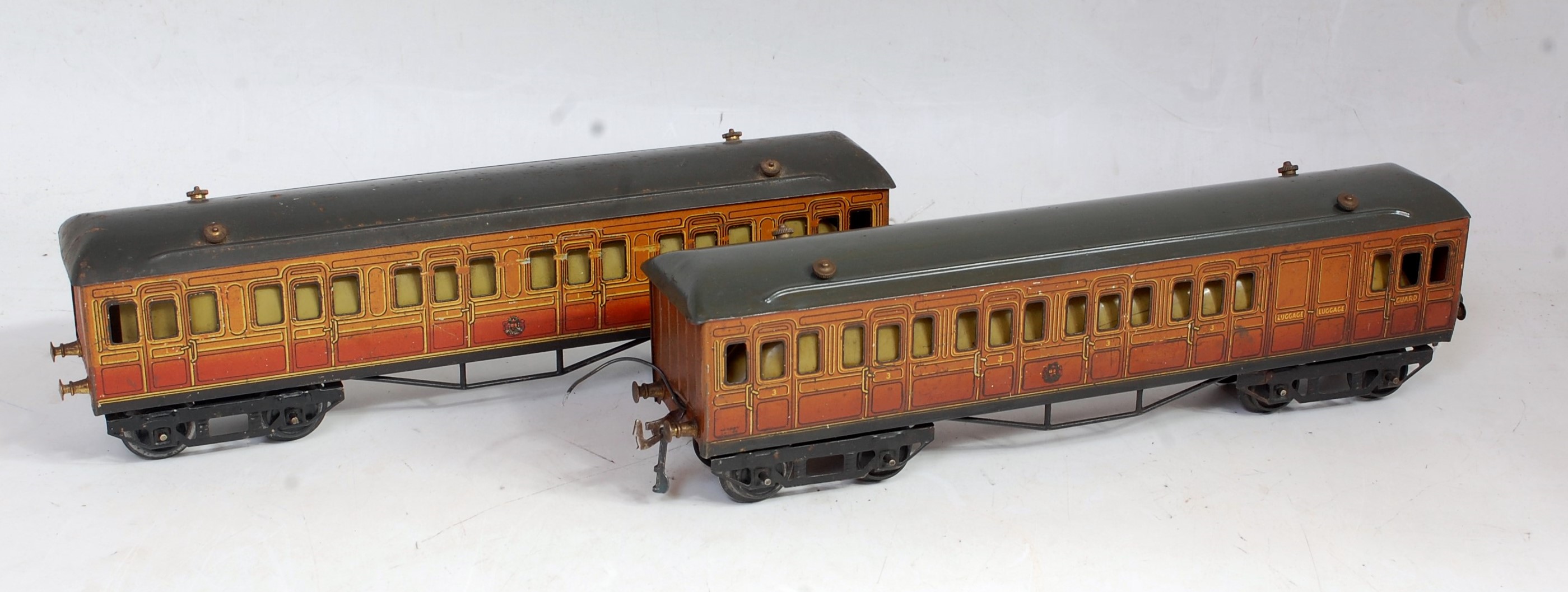 Hornby 1926/39 2x Metropolitan coach C 1st class, small scratches to sides, missing one coupling (G)