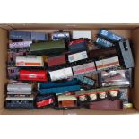 A tray of mixed unboxed wagons, various makes, 40 plus (F-G)