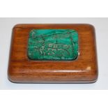 A Chinese polished wood and carved malachite inset snuff box, 8cm