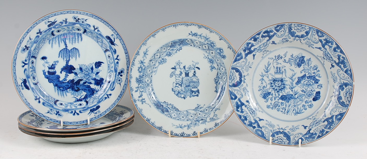 A set of four Chinese export porcelain blue and white plates, each decorated with chrysanthemums and