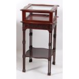 An Edwardian mahogany vitrine / display table, in the Chinese Chippendale style, the glazed top of