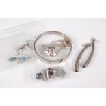 A quantity of modern silver costume jewellery, to include hinged bangle, ear pendants, heart