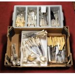 Assorted flatwares, to include pistol grip knives, various steel bladed knives, cake knives and