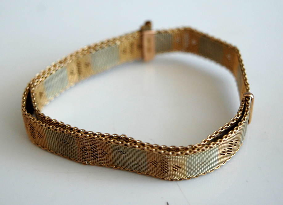 A 9ct three-colour gold meshlink adjustable bracelet, 20.8g, w.10mm