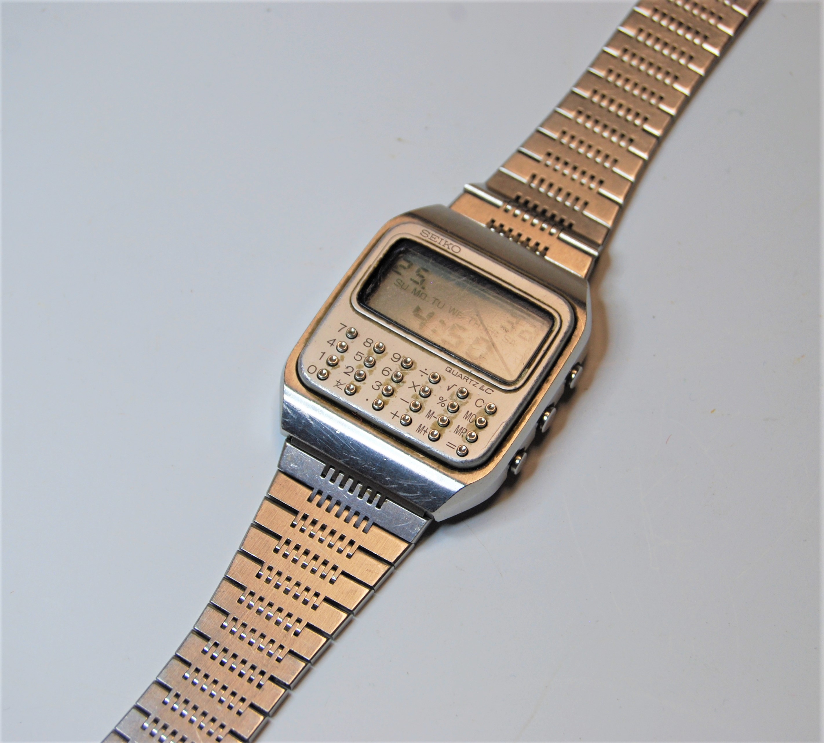 A gentleman's steel cased Seiko quartz LC calculator wrist watch having a digital dial on a bracelet