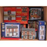 Mixed lot of Skaledale and Scenecraft resin cast terrace houses, shops etc, 17 items 4 unboxed (