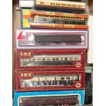 Tray containing collection of mixed makes GWR related items, 6 Airfix, 2 other makes coaches (G-